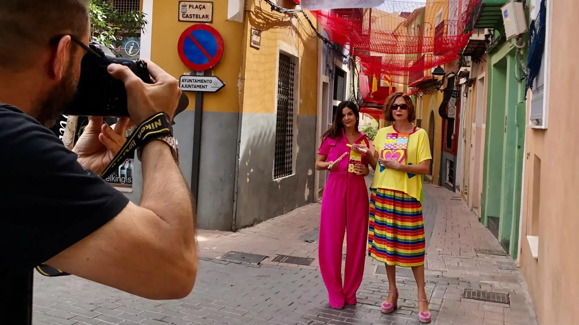 La diseñadora Agatha Ruiz de la Prada regresa a La Vila con el sueño cumplido de "vestir" una línea de chocolates, con Marcos Tonda La diseñadora Agatha Ruiz de la Prada regresa a La Vila con el sueño cumplido de "vestir" una línea de chocolates, con Marcos Tonda