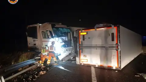 Imagen del accidente facilitada por el consorcio de bomberos de Valencia. Imagen del accidente facilitada por el consorcio de bomberos de Valencia.