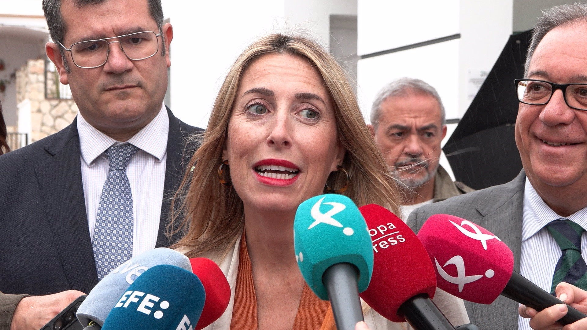 Guardiola rechaza la amenaza de Abascal sobre los presupuestos y le insta a pensar en los intereses de los extremeños Guardiola rechaza la amenaza de Abascal sobre los presupuestos y le insta a pensar en los intereses de los extremeños