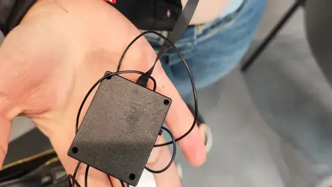 Càmera de vídeo que portava la dona Càmera de vídeo que portava la dona