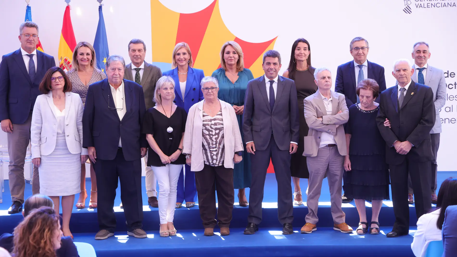 El Consell con los galardonados con el Premi de les Lletres 2024, Ferran Torrent, y las Distinciones al Mérito Cultural de la Generalitat. El Consell con los galardonados con el Premi de les Lletres 2024, Ferran Torrent, y las Distinciones al Mérito Cultural de la Generalitat.