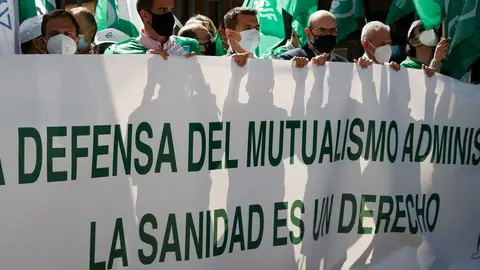 Imagen de archivo de una concentración frente a la Dirección General de MUFACE. Imagen de archivo de una concentración frente a la Dirección General de MUFACE. EFE/ Emilio Naranjo