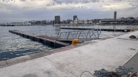 Vista del muelle 12 del puerto de Alicante Vista del muelle 12 del puerto de Alicante