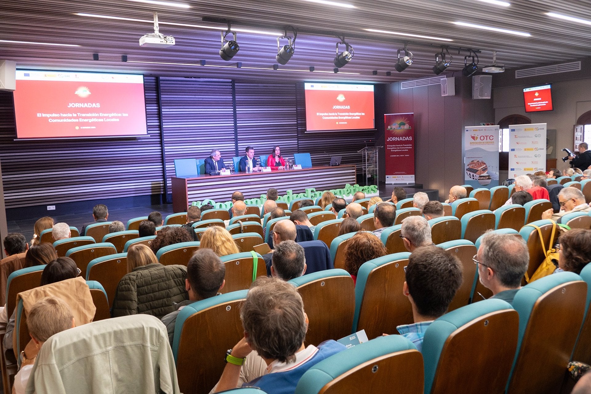 200 expertos debaten en Cáceres sobre las políticas de impulso para la creación de comunidades energéticas locales 200 expertos debaten en Cáceres sobre las políticas de impulso para la creación de comunidades energéticas locales