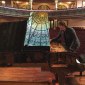 Carles Horvath, afinant un piano al Palau de la Música Catalana