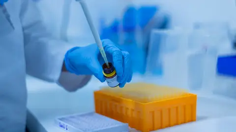 Imagen de archivo de un científico en el laboratorio. Imagen de archivo de un científico en el laboratorio.