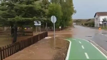 Cortada la P-220 a la altura de Nestar por una balsa de agua Cortada la P-220 a la altura de Nestar por una balsa de agua