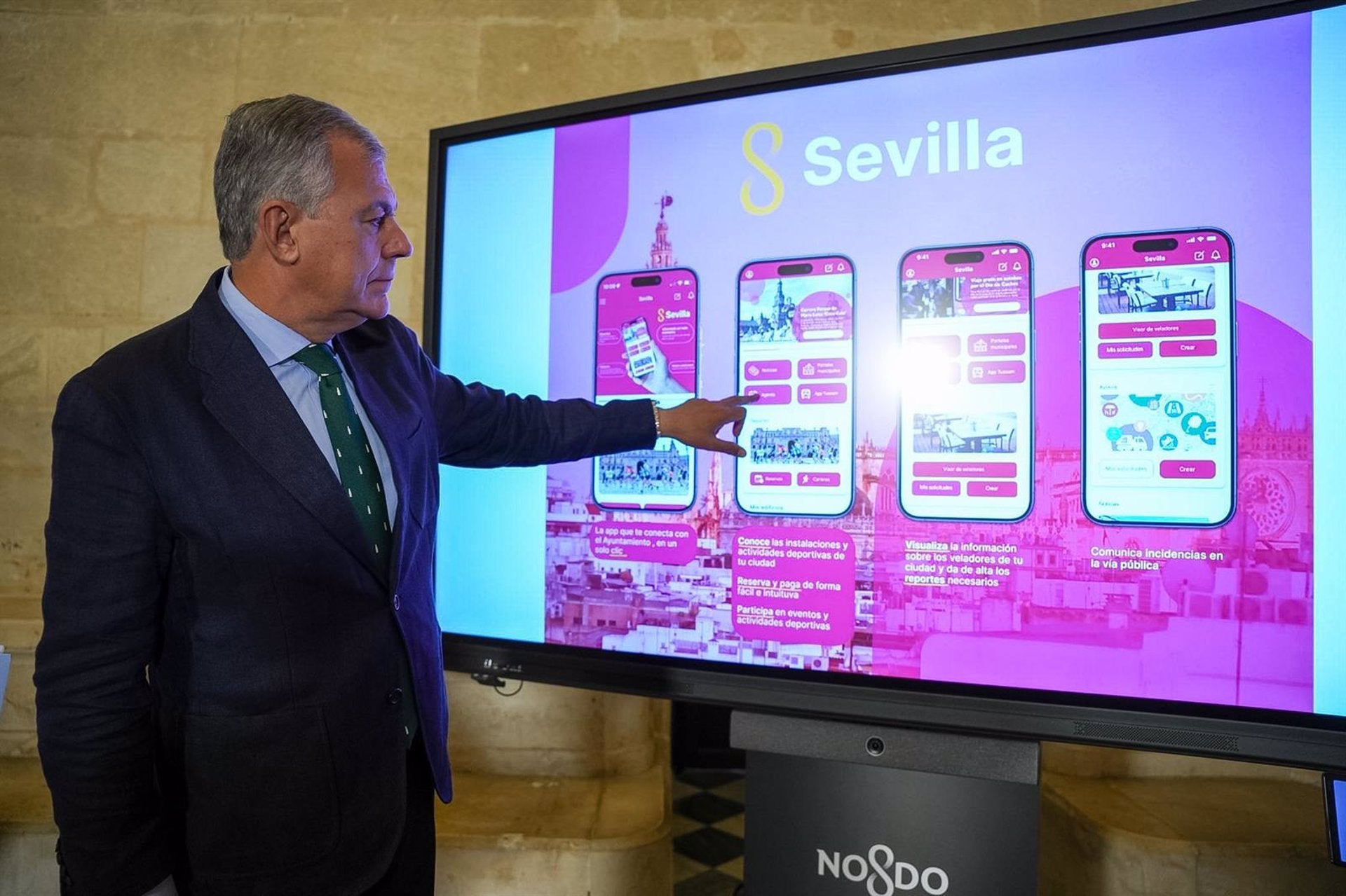 Presentada la nueva app del Ayuntamiento para avisar de pintadas o hacer reservas de pistas deportivas Presentada la nueva app del Ayuntamiento para avisar de pintadas o hacer reservas de pistas deportivas