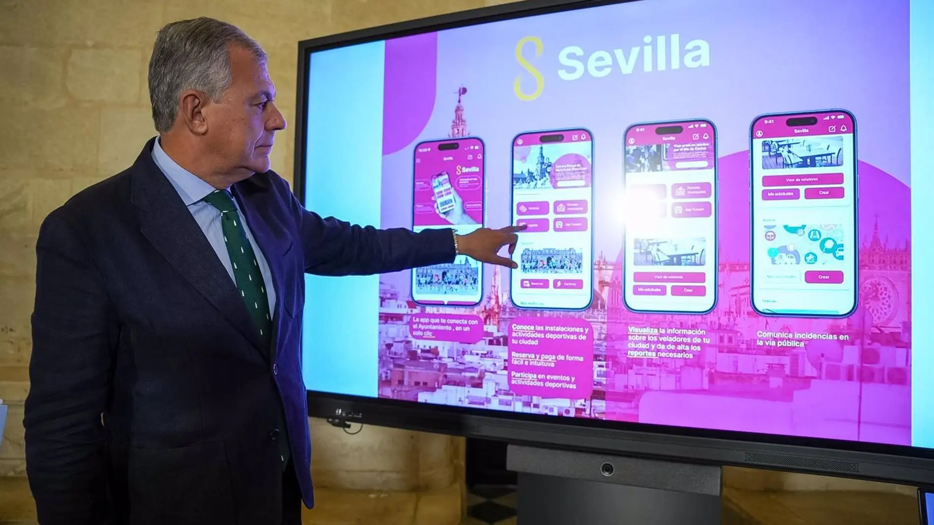 Presentada la nueva app del Ayuntamiento para avisar de pintadas o hacer reservas de pistas deportivas Presentada la nueva app del Ayuntamiento para avisar de pintadas o hacer reservas de pistas deportivas