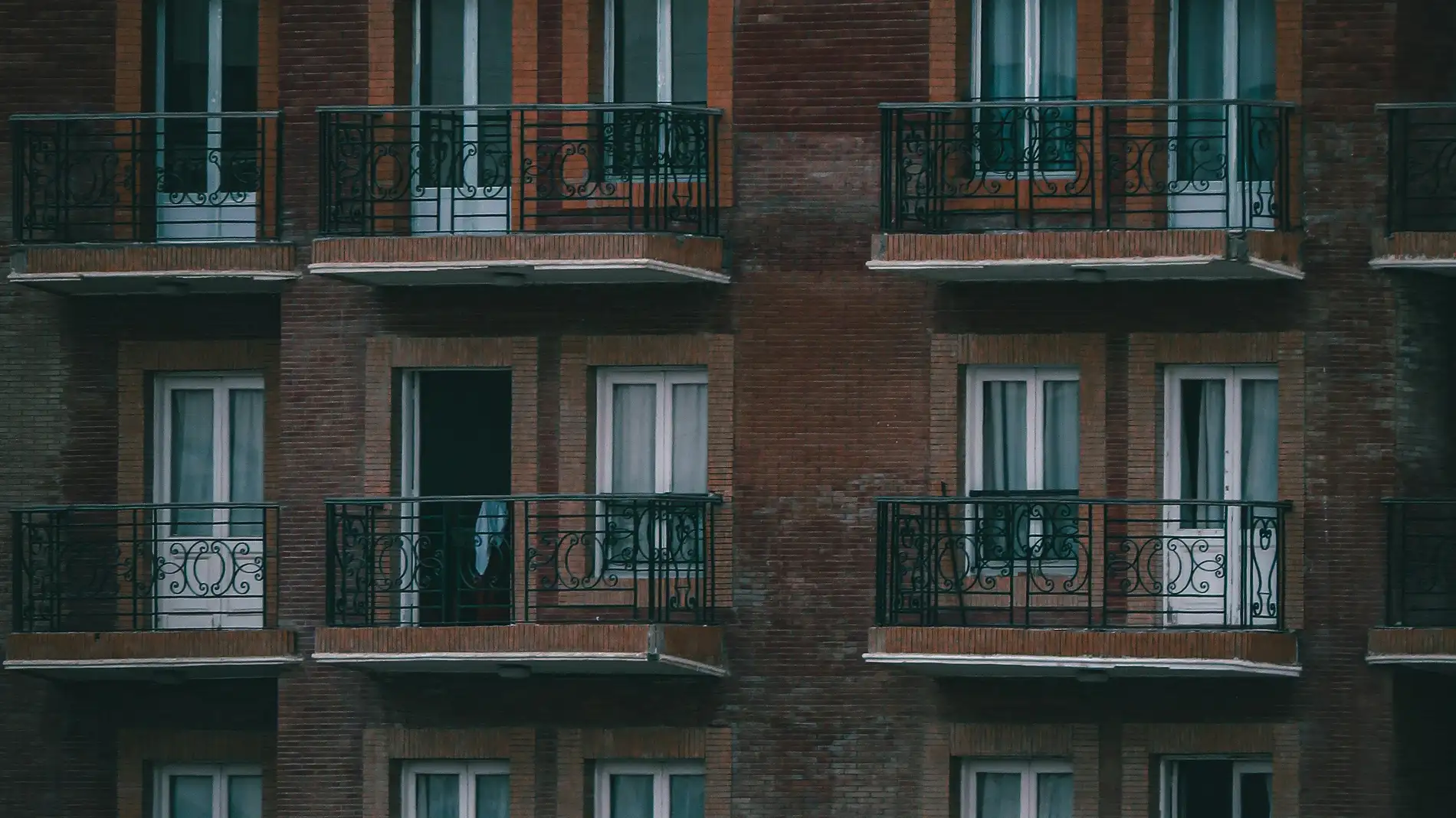 Imagen de archivo de un bloque de pisos Imagen de archivo de un bloque de pisos