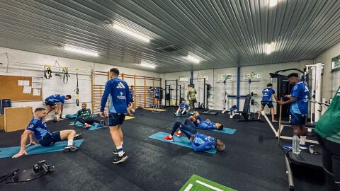 9-10 Los jugadores del Oviedo en el gimnasio del Requex&oacute;n