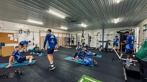 9-10 Los jugadores del Oviedo en el gimnasio del Requexón 9-10 Los jugadores del Oviedo en el gimnasio del Requexón