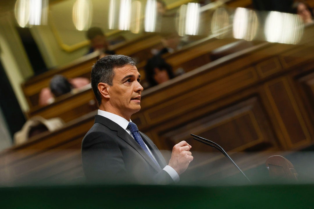 El momento en el que Sánchez defendió en el Congreso a Ábalos por su actuación con el viaje de Delcy: "Evitó una crisis diplomática" El momento en el que Sánchez defendió en el Congreso a Ábalos por su actuación con el viaje de Delcy: "Evitó una crisis diplomática"