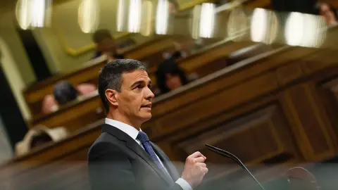 El jefe del Ejecutivo, Pedro Sánchez, da cuenta este miércoles en el Congreso de las medidas adoptadas para hacer frente a la presión migratoria/ EFE/ J.J.Guillen El jefe del Ejecutivo, Pedro Sánchez, da cuenta este miércoles en el Congreso de las medidas adoptadas para hacer frente a la presión migratoria/ EFE/ J.J.Guillen