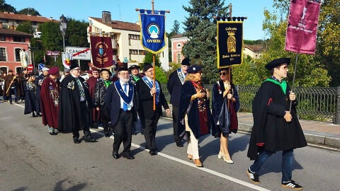 Desfile por las calles de Cangas de On&iacute;s