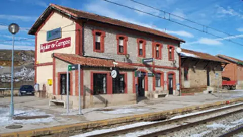La caída de un árbol interrumpe la circulación ferroviaria entre Palencia y Mataporquera .