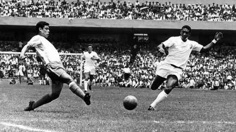 Peña, del Club Deportivo Oro (izda) y Waldo, del Valencia CF, disputan un balón durante el encuentro disputado por ambos equipos en el Estadio Ciudad Universitaria de México. Peña, del Club Deportivo Oro (izda) y Waldo, del Valencia CF, disputan un balón durante el encuentro disputado por ambos equipos en el Estadio Ciudad Universitaria de México.