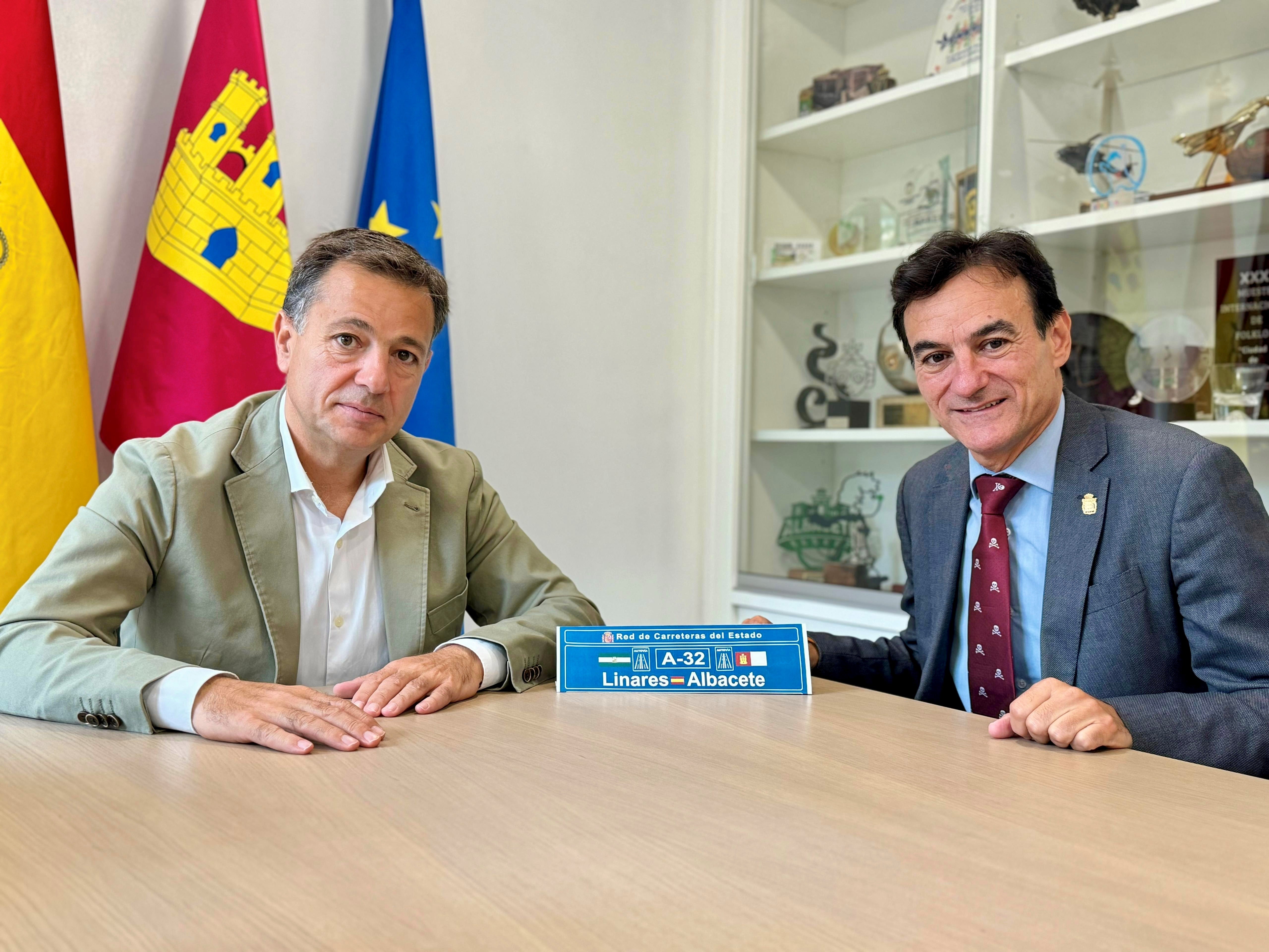 Serrano se une al alcalde de Jaén para reclamar la terminación de la A-32 como “un impulso al desarrollo de ambas ciudades” Serrano se une al alcalde de Jaén para reclamar la terminación de la A-32 como “un impulso al desarrollo de ambas ciudades”