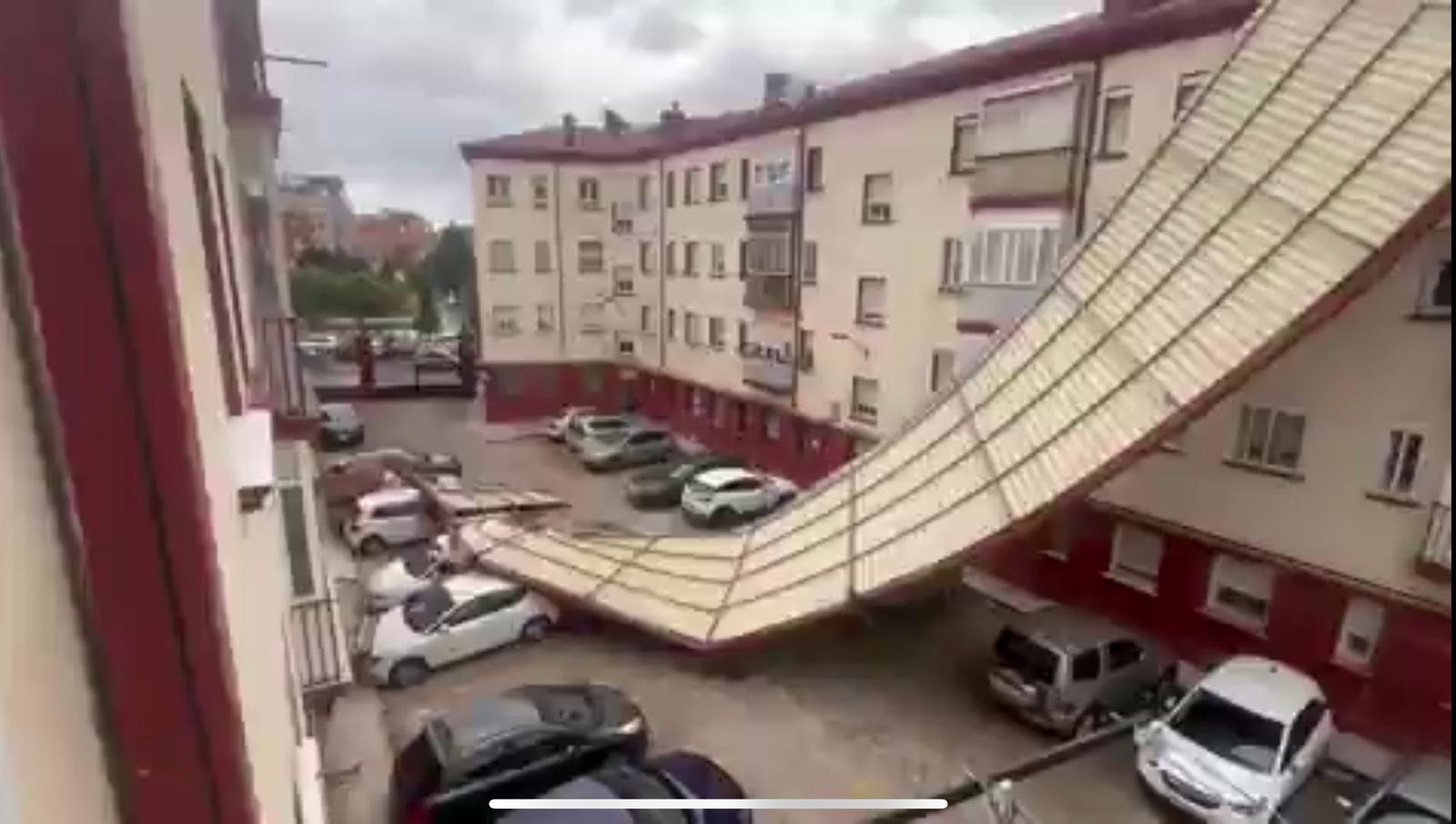 El viento arranca el tejado de un edificio en la calle Recondo El viento arranca el tejado de un edificio en la calle Recondo