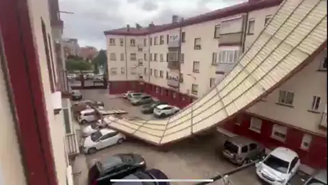 El viento arrancan el tejado de un edificio en la calle Recondo El viento arrancan el tejado de un edificio en la calle Recondo