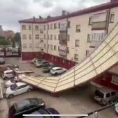 El viento arrancan el tejado de un edificio en la calle Recondo