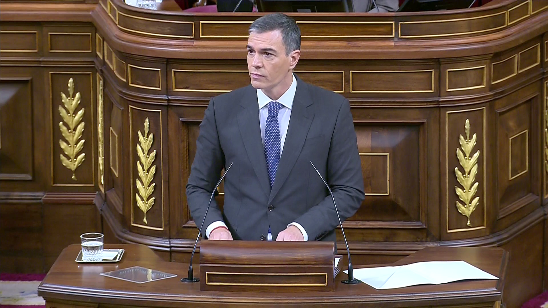 Un diputado se cae tras romperse su escaño en pleno discurso de Sánchez en el Congreso Un diputado se cae tras romperse su escaño en pleno discurso de Sánchez en el Congreso