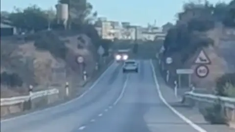 Investigado un conductor de 58 años por invadir varias veces el carril contrario en la carretera de Casar de Cáceres Investigado un conductor de 58 años por invadir varias veces el carril contrario en la carretera de Casar de Cáceres