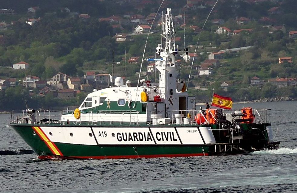 La Guardia Civil rescata una embarcación a la deriva en Castellón La Guardia Civil rescata una embarcación a la deriva en Castellón