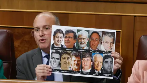 Miguel Tellado muestra en el Congreso una foto de doce miembros del PSOE víctimas de ETA Miguel Tellado muestra en el Congreso una foto de doce miembros del PSOE víctimas de ETA