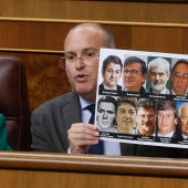 Miguel Tellado muestra en el Congreso una foto de doce miembros del PSOE víctimas de ETA