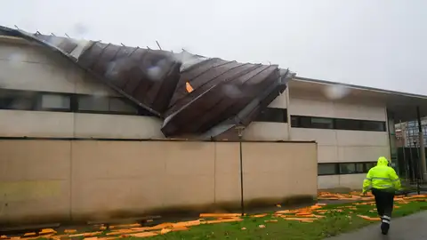 Un policía municipal supervisa los daños causados por la borrasca Kirk en el Conservatorio Profesional de Música de Santiago Un policía municipal supervisa los daños causados por la borrasca Kirk en el Conservatorio Profesional de Música de Santiago