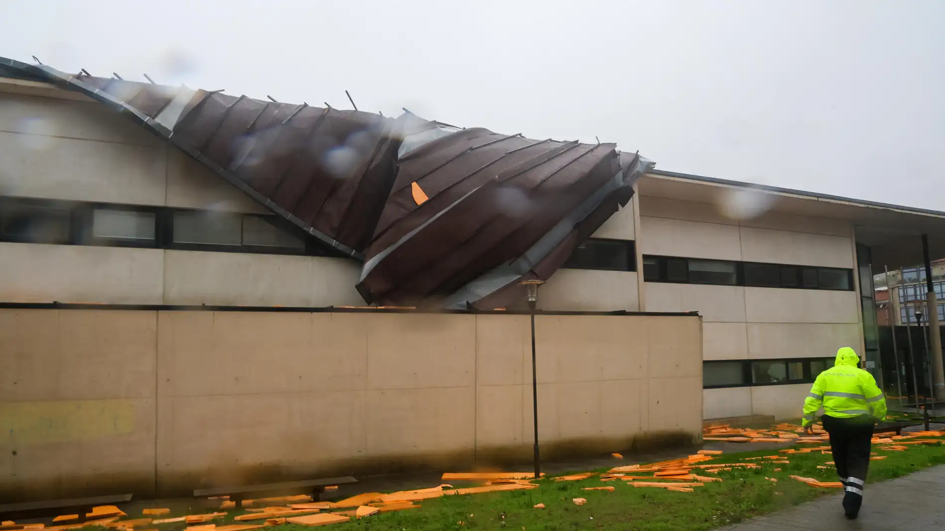 Un policía municipal supervisa los daños causados por la borrasca Kirk en el Conservatorio Profesional de Música de Santiago Un policía municipal supervisa los daños causados por la borrasca Kirk en el Conservatorio Profesional de Música de Santiago