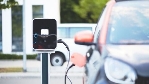 Imagen de un coche el&eacute;ctrico carg&aacute;ndose 