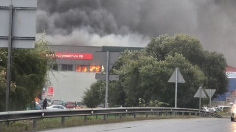 Incendio en el taller V8, en O Temple-Cambre