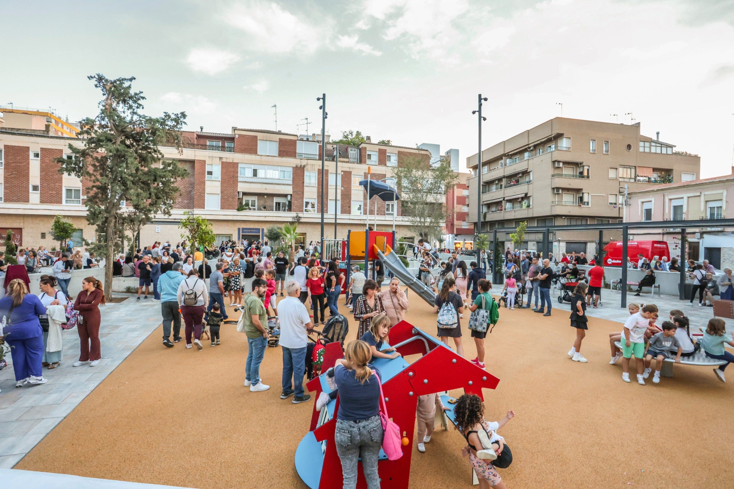 La plaza Joan Miró brilla en Elda tras su remodelación integral La plaza Joan Miró brilla en Elda tras su remodelación integral