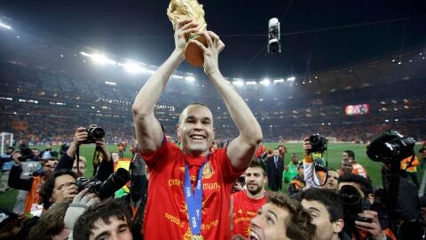 El trofeo de campe&oacute;n del Mundial de 2010, alzado por Andr&eacute;s Iniesta, autor del gol de la final