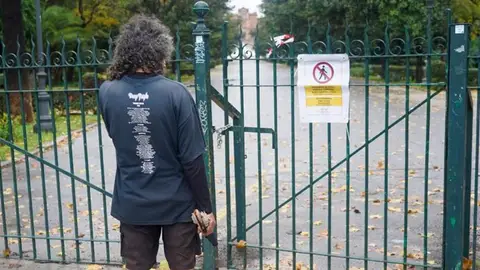 Imágenes del Parque de María Luisa cerrado por rachas de viento Imágenes del Parque de María Luisa cerrado por rachas de viento