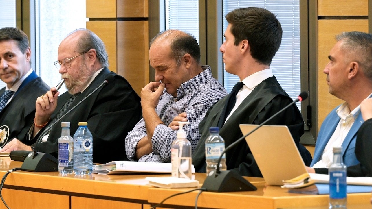 Guardia civil de Almadén niega haber recibido regalos a cambio de favores, pero sí admite haber ayudado a vecinos Guardia civil de Almadén niega haber recibido regalos a cambio de favores, pero sí admite haber ayudado a vecinos