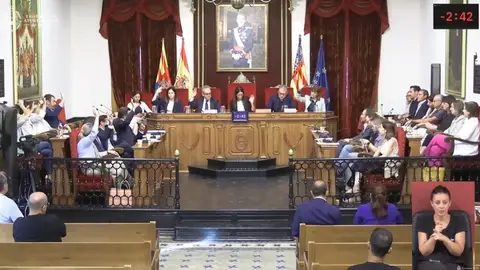 Votación en el pleno municipal del Ayuntamiento de Elche. Votación en el pleno municipal del Ayuntamiento de Elche.