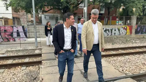 El conseller y el añcalde de Burjassot cruzan las vías del metro burjassot