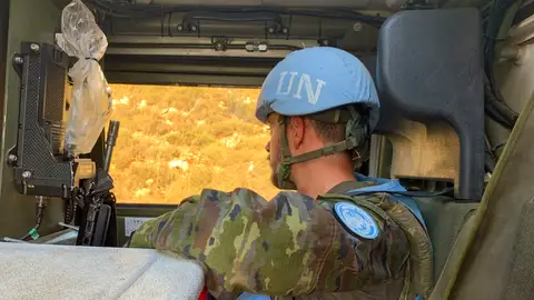 Un casco azul de la misión de paz de la ONU en el Líbano (FINUL). Heridos dos militares de la ONU por un ataque israelí en el sur de Líbano