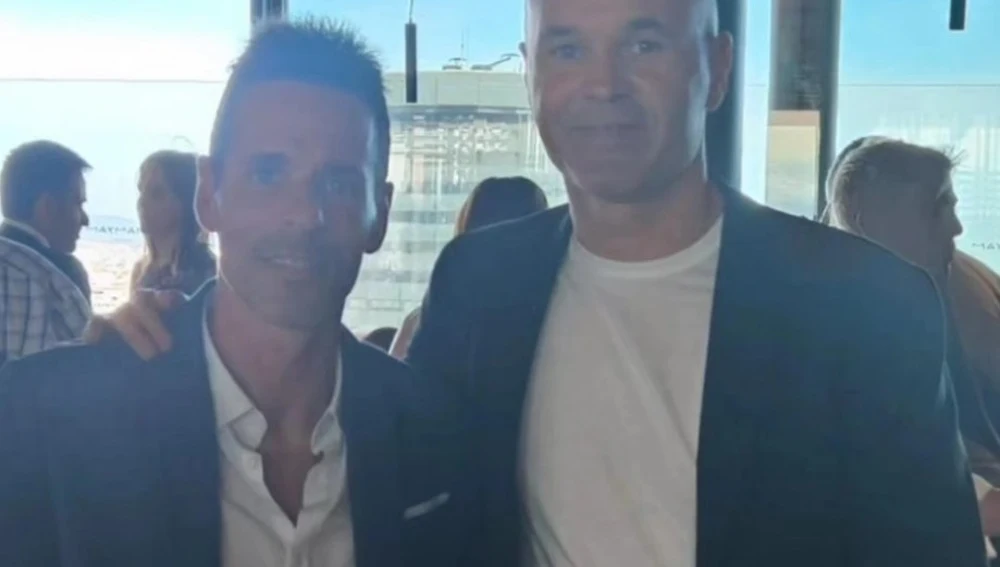 Jorge Troiteiro y Andrés Iniesta posan en el acto en el que el segundo de ellos comunica que deja el fútbol Jorge Troiteiro y Andrés Iniesta posan en el acto en el que el segundo de ellos comunica que deja el fútbol