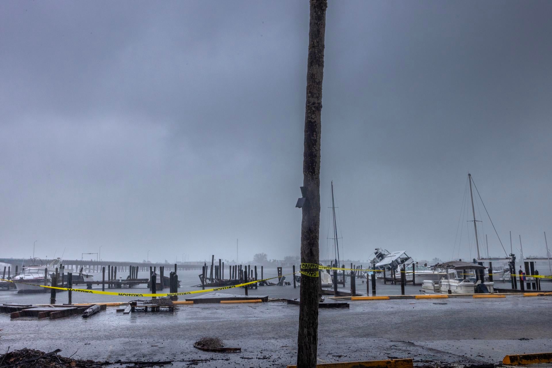 El vídeo viral de una influencer que vive el huracán Milton en una autocaravana en la playa con alerta roja El vídeo viral de una influencer que vive el huracán Milton en una autocaravana en la playa con alerta roja