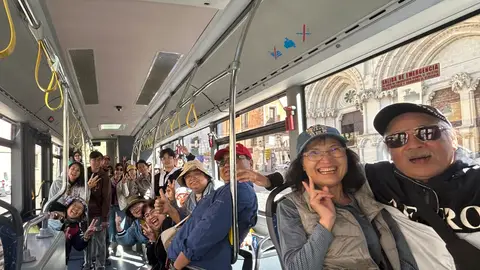 Turistas de Taiwán en el transporte urbano de Cuenca, en una imagen de archivo Turistas de Taiwán en el transporte urbano de Cuenca, en una imagen de archivo