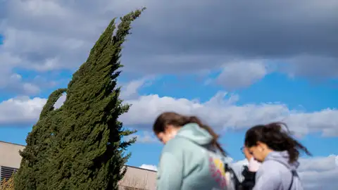 Imagen de archivo de dos personas caminando contra el viento en Castellón Imagen de archivo de dos personas caminando contra el viento en Castellón