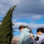 Imagen de archivo de dos personas caminando contra el viento en Castellón