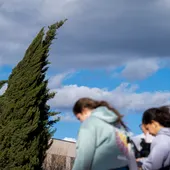 Imagen de archivo de dos personas caminando contra el viento en Castellón Imagen de archivo de dos personas caminando contra el viento en Castellón