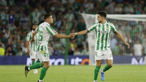 Perraud felicita a Marc Bartra tras marcar un gol.