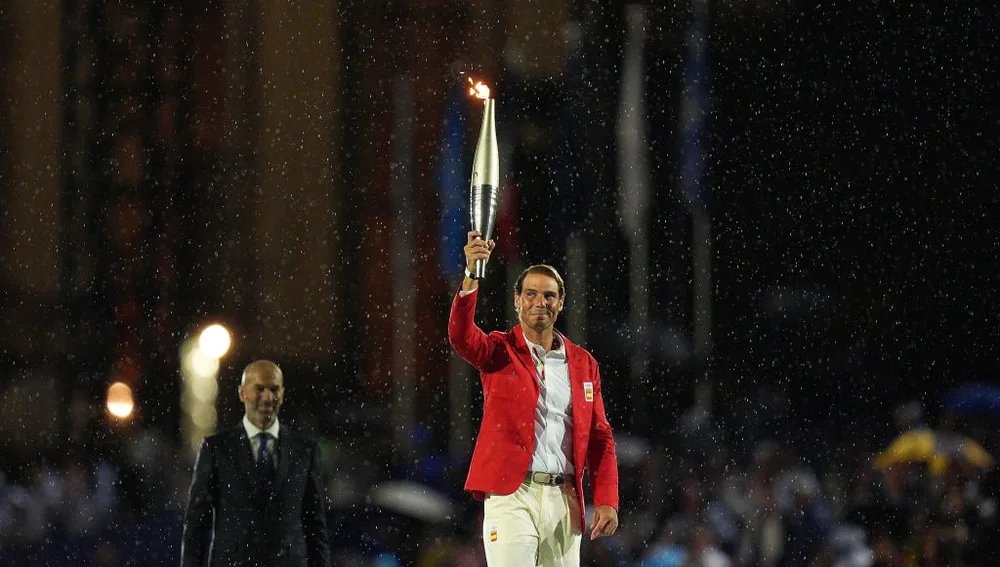 Rafa Nadal recoge la antorcha de Zidane en la ceremonia de apertura de los Juegos Olímpicos de París 2024 Rafa Nadal recoge la antorcha de Zidane en la ceremonia de apertura de los Juegos Olímpicos de París 2024