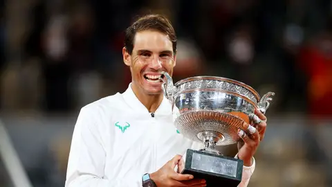 Rafa Nadal posa sonriente con el trofeo de Roland Garros. Rafa Nadal posa sonriente con el trofeo de Roland Garros.